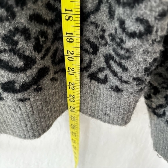 John + Jenn Cheetah Gray Black Xavier High Neck Pullover Sweater S Petite - Picture 6 of 9
